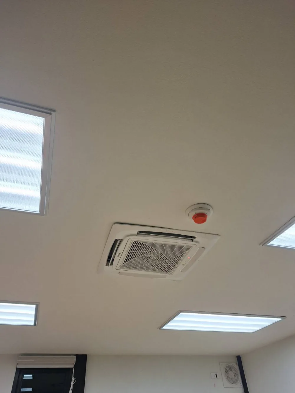 แอร์ฝังฝ้า Haier ติดตั้งเสร็จเรียบร้อยในสำนักงาน โดยช่างแอร์อุดรธานี NARA