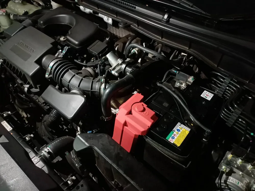แบตเตอรี่รถยนต์ Honda ที่เปลี่ยนใหม่ในห้องเครื่อง โดยช่าง NARA อุดรธานี