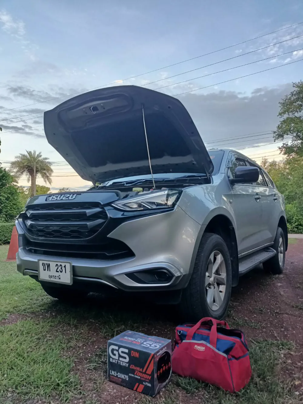 ช่าง NARA เปลี่ยนแบตเตอรี่รถยนต์ Isuzu MU-X ทะเบียนอุดรธานี ด้วยแบต GS DIN75 บริการถึงที่