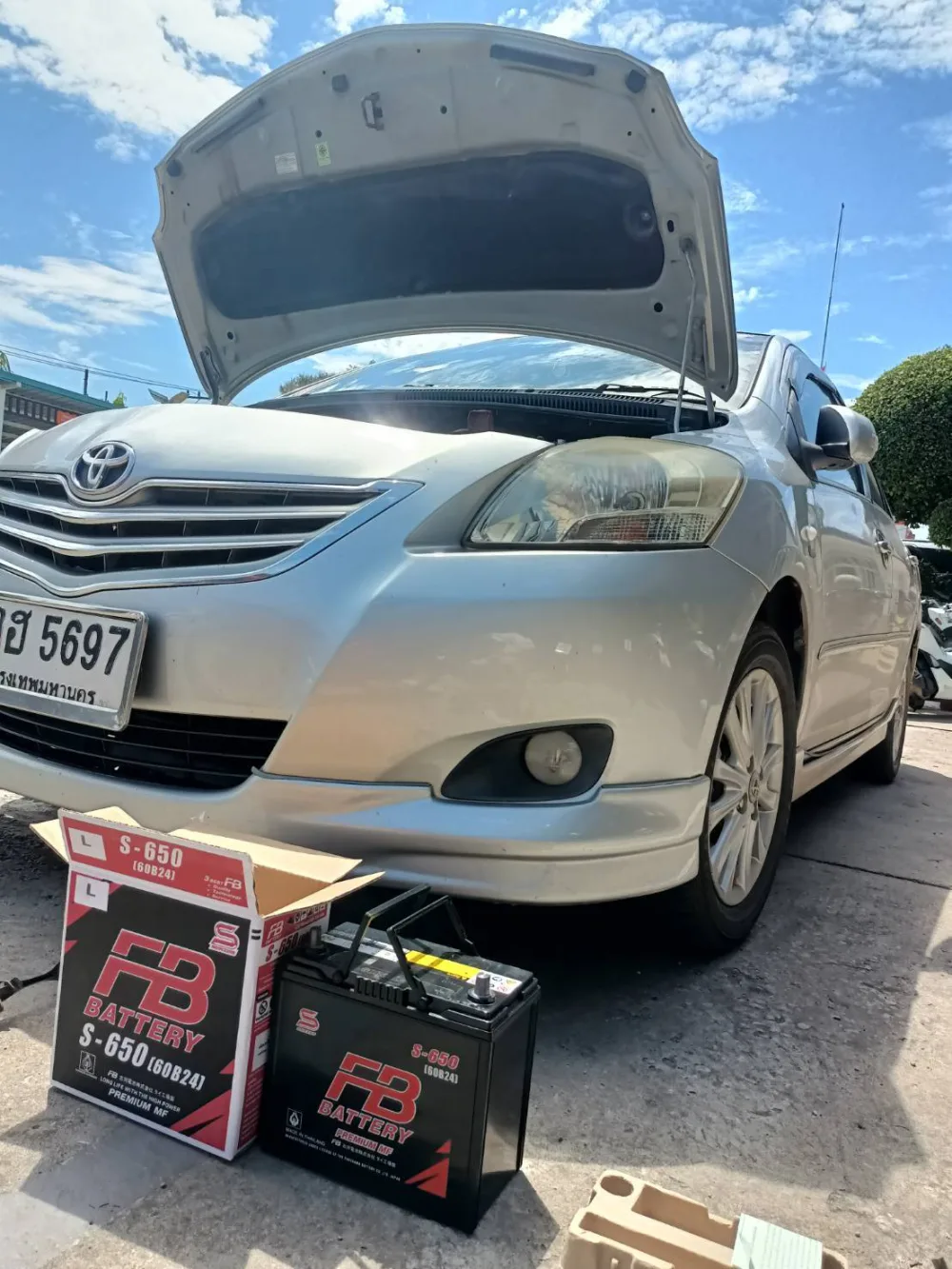 เปลี่ยนแบตเตอรี่รถยนต์ Toyota Vios ด้วยแบต FB S-650 บริการถึงที่ โดยช่างแบตอุดรธานี NARA